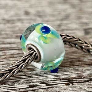 TROLLBEADS Ice Blue Flower w Blue Buds LAA 925S Perfect, A Chubby Bead